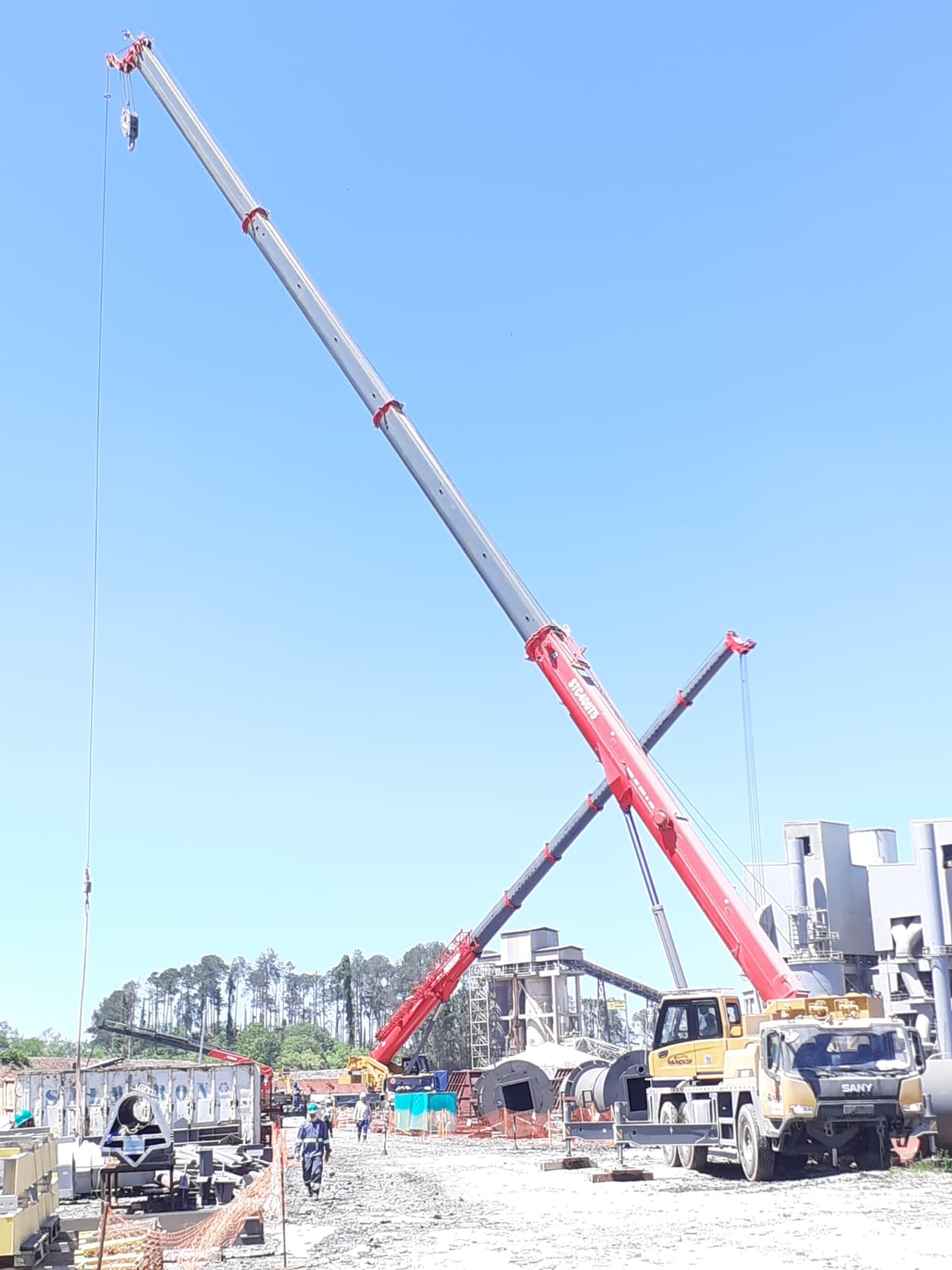 Guindastes em operação em área industrial