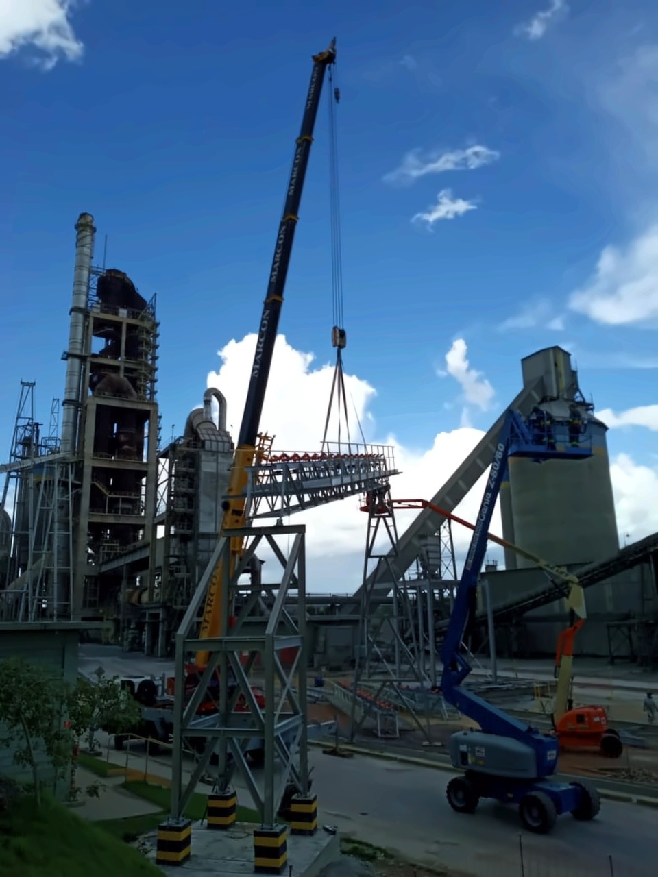 Guindaste içando estrutura metálica em complexo industrial