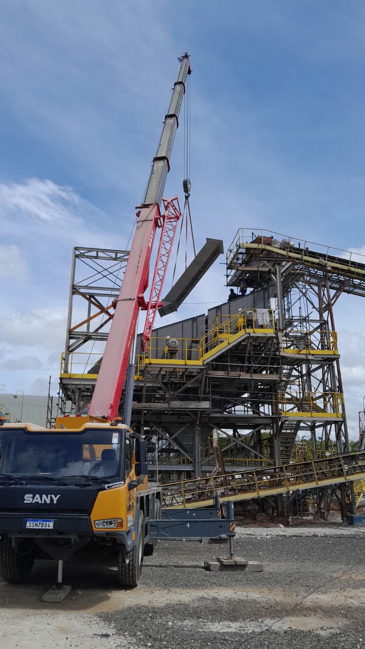 Guindaste Munck DF realizando içamento de alta complexidade em instalação industrial