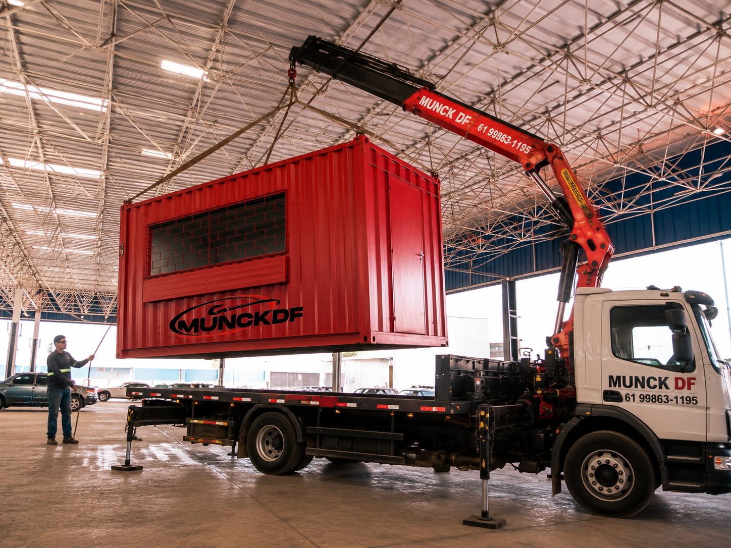 Caminhão Munck transportando container